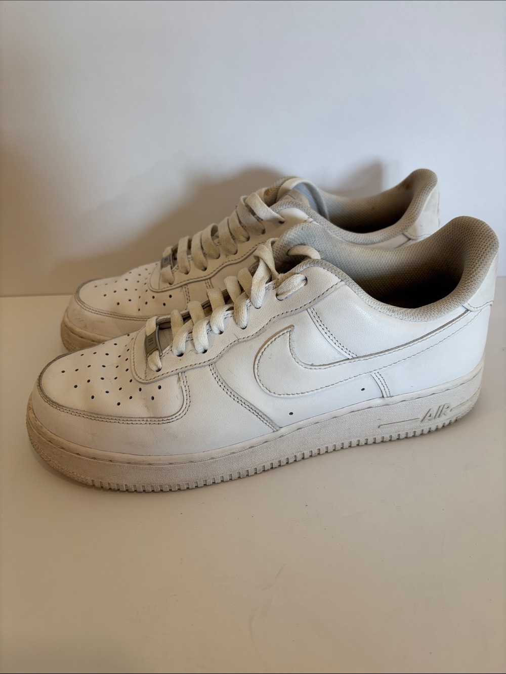 Nike Men’s White Leather Low-Top Sneakers - Picture 2 of 9